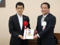 寄付金を贈呈する松田会長・理事長（右）