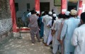 投票の順番を待つパキスタンの有権者　女性は別の列に並ぶ