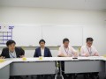 セリ開始後、北口社長らが出席し記者会見を行った