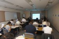 真剣に傾聴するセミナー参加者