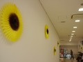 館内にはスタッフ手作りの夏をイメージした向日葵の飾り付け