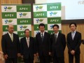 （左から）APEV田嶋代表幹事、福武会長、及び関係者
