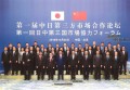 加畑氏は安倍首相、李総理らとともに記念撮影にも参加（政府広報提供写真）