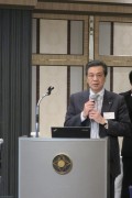 挨拶に立つ藤崎社長