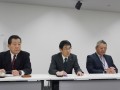 記者会見で新会場開設について説明する北口社長（写真中央）