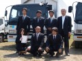 トラックセンターで新たな一歩を若い社員達と（右端が島社長）