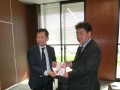 森田部会長が小松副市長に義援金を手渡した