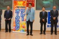 挨拶に立つ海津理事長