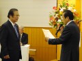財藤新会長・理事長が松永氏に感謝状を手渡した