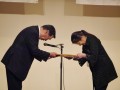昨年１２月７日に逝去した北薗幸二氏の功績を称え、北薗優子さんに感謝状を手渡した