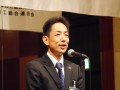 食事会で挨拶する山根新代表幹事