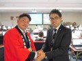 古川青年部会長（写真左）と松岡流通委員長が固い握手