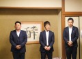 前夜祭食事会で挨拶する古川青年部会長（写真左）