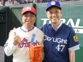 試合前に健闘を誓い合う大森市長（写真右）と宮崎市の戸敷正市長