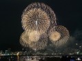 神戸港に上がる大輪の打ち上げ花火