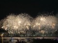 神戸港に大輪の花火が打ち上がった