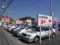 幹線道路に面した広い間口の中古車展示場