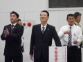 早朝抽選会では、徳永理事長がプレゼンターに