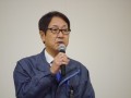 セレモニーで挨拶する新美会場長