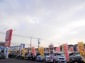 各メーカーの人気車が多数展示、販売されている