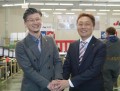 花田青年部会長（写真左）と大和流通委員長（写真右）が固い握手