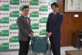 車椅子を贈呈する森嵜支部長（左）と柴橋市長（右）