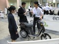 電動バイクと電動自転車のデモラン。ご覧の通りの人気（ヤマハ）