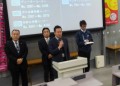 セリ前に挨拶を述べるＪＵ静岡青年部ＯＢ会・加藤会長