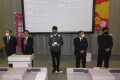 挨拶を述べる澤田筆頭副理事長（左から2人目）