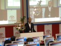 開会式で挨拶する堀江政治顧問