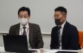 オリコ東京オート支店山下支店長（左）とプロト東京第1事業部天野係長（右）が説明