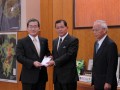 伊藤祐一郎鹿児島県知事へ義援金を寄付