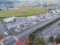 トラック、建機等、多彩な車種が並ぶ