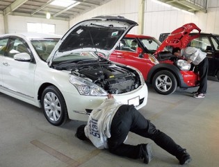 屋内検査場で行われる、出品車チェック