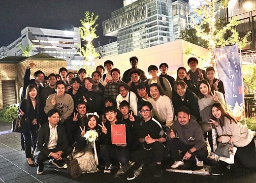 従業員・バスケチームメンバーと集合写真