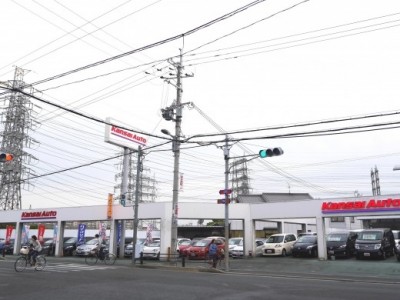 国道２５号沿いの好立地に約２０００坪の店舗を構える