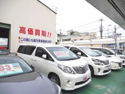 高年式、高額車の展示も多く、幅広いニーズに対応する