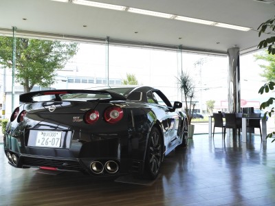 ショールーム内には日産「ＧＴ－Ｒ」が佇む（向陽自販本店）