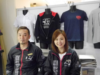 写真左から澤井代表とデザイナーの日浦さん 