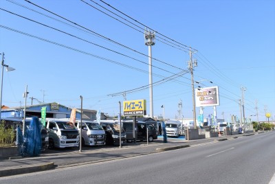 １０００坪の敷地に在庫７０台を保有