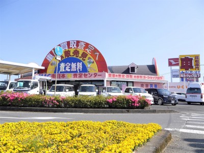 指宿市内中心部の交差点角地に店舗を構えるカーショップ山下
