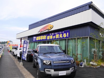 新車ディーラーを彷彿とさせる店舗ショールーム