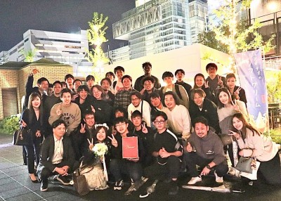 従業員・バスケチームメンバーと集合写真